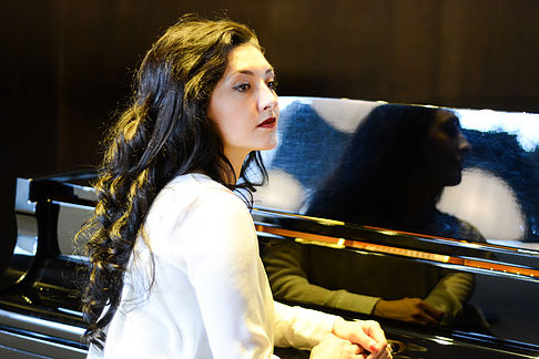 Elbenita Kajtazi Klavier, , „Wegen meiner Angst im Krieg habe ich mich immer mit Kinderliedern beruhigt. So wurde Singen mein ständiger Begleiter“